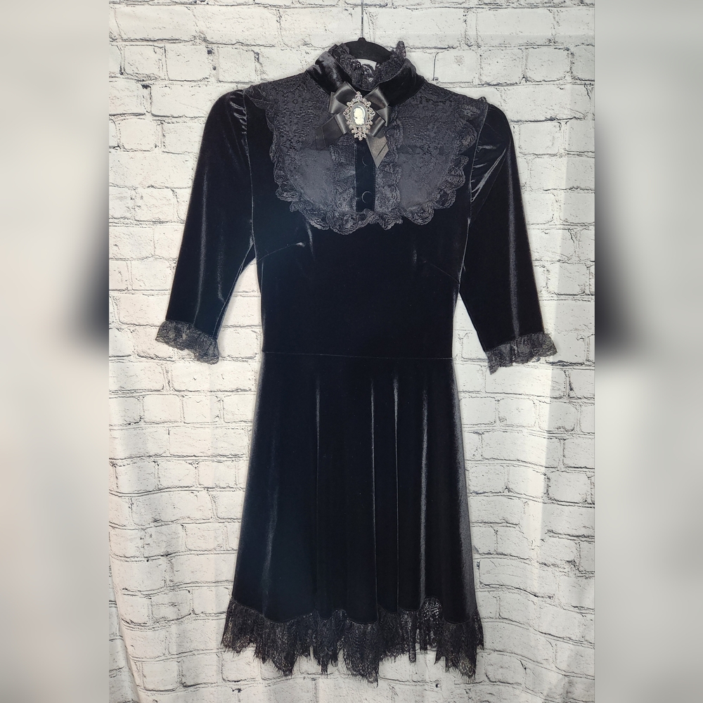 Dolls Kill Widow Ladyhawke Black‎ Velvet Mini Dress w Lace Collar & Cameo Size S